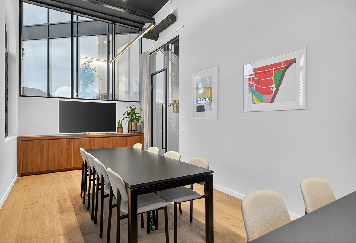 De moderne vergaderruimte van Master Advocaten in Roeselare